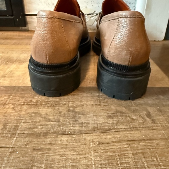 Elegant Tan Loafers with Gold Buckle - Picture 5 of 8